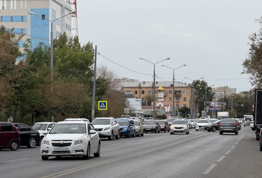 В Астрахани отремонтировали улицу, ведущую к стеле «Астрахань – город трудовой доблести»